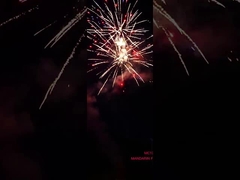 Una pirotecnica cinese di 100 dei colpi della festa nuziale fuochi d'artificio del dolce per la celebrazione di festival
