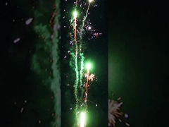 Lo sputo magico all'aperto dei colpi 49s del mandarino borda i fuochi d'artificio per la celebrazione