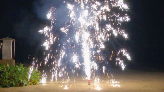 Fontane dei fuochi d'artificio della scatola metallica del tè di pirotecnica Un0336 1.4g dell'unità del consumatore all'aperto