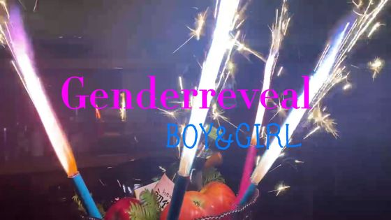 La torta di compleanno felice del mandarino 30s esamina in controluce i fuochi d'artificio per i bambini che i bambini fanno festa