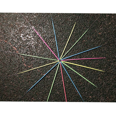 Variopinto freddo delle stelle filante tenute in mano a 20 pollici del fuoco d'artificio per la celebrazione dell'interno della festa nuziale