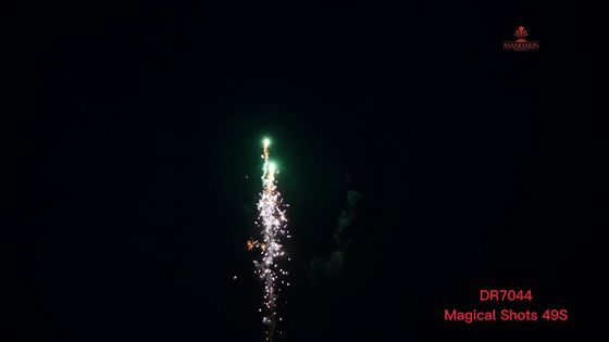 Lo sputo magico all'aperto dei colpi 49s del mandarino borda i fuochi d'artificio per la celebrazione