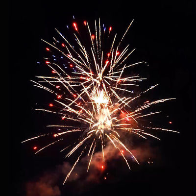 Una pirotecnica cinese di 100 dei colpi della festa nuziale fuochi d'artificio del dolce per la celebrazione di festival