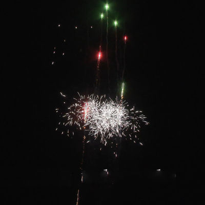 100 colpi 0,4 pollici tubo di plastica torta fuochi d'artificio occasione di Natale 2024 fabbrica all'ingrosso