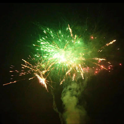 Fabbrica cinese F2 fuochi d'artificio per torte pirotecnica per consumatori CE approvato fuochi d'artificio per torte con buoni effetti 2025