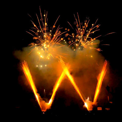 Liuyang Mandarin Factory Ingrosso 1.2 Pollici 108 Colpi Fuochi d'Artificio a Torta di Carta a Forma di W 1.3g Un0335 Fuochi d'Artificio a Torta Oro Professionali