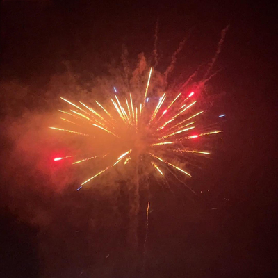 Fuochi d'artificio cinesi a basso prezzo Liuyang 0,8'''Inch 100 colpi 1.4G Consumatore festa di nozze torta fuochi d'artificio batteria di tubo di sparo