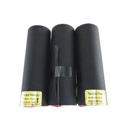 pirotecnica dell'interno fredda della fase 3m30s dei fuochi d'artificio dorati d'argento della fontana