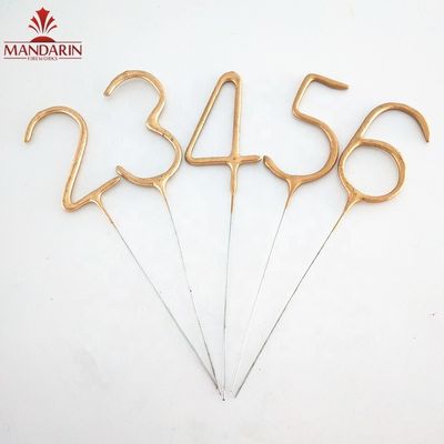 Stelle filante tenute in mano di numero della stella filante del fuoco d'artificio di pirotecnica del club dell'interno