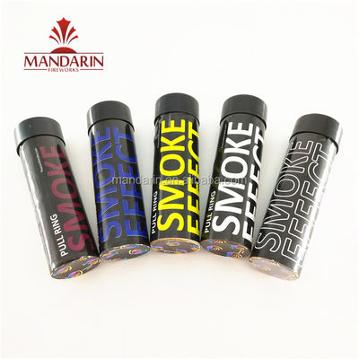 Il cavo del mandarino tira i fuochi d'artificio di giorno, segnale bianco rosso arancio della segnalazione manuale