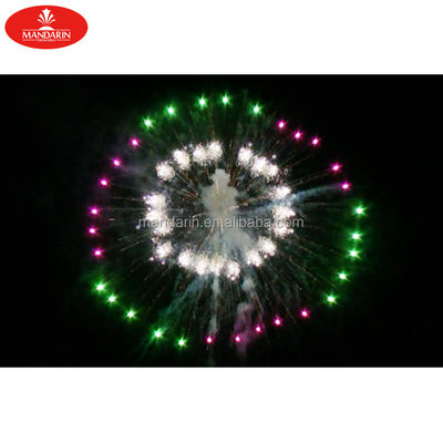 I fuochi d'artificio professionali di festival visualizzano le coperture della palla dell'esposizione dell'artiglieria dei mortai