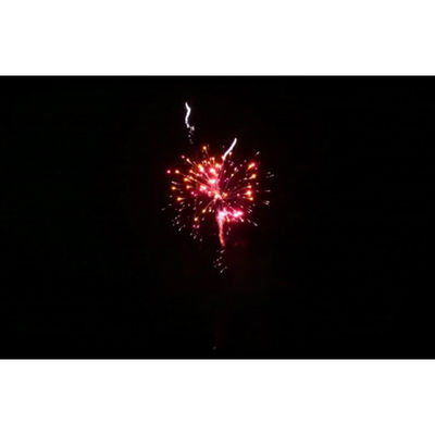 Fuochi d'artificio su misura professionali del dolce con gli effetti di stupore