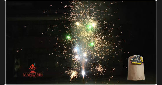 Pirotecnica cinese intorno ai fuochi d'artificio rotatori della fontana